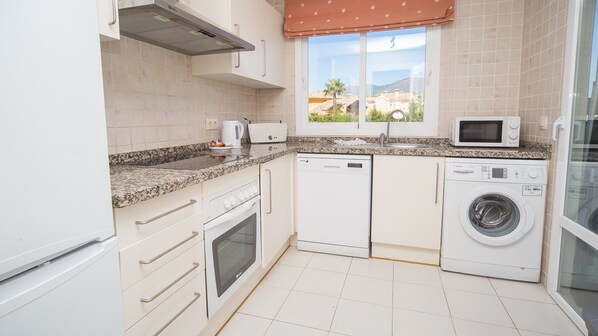 Réfrigérateur, micro-ondes, four, lave-vaisselle