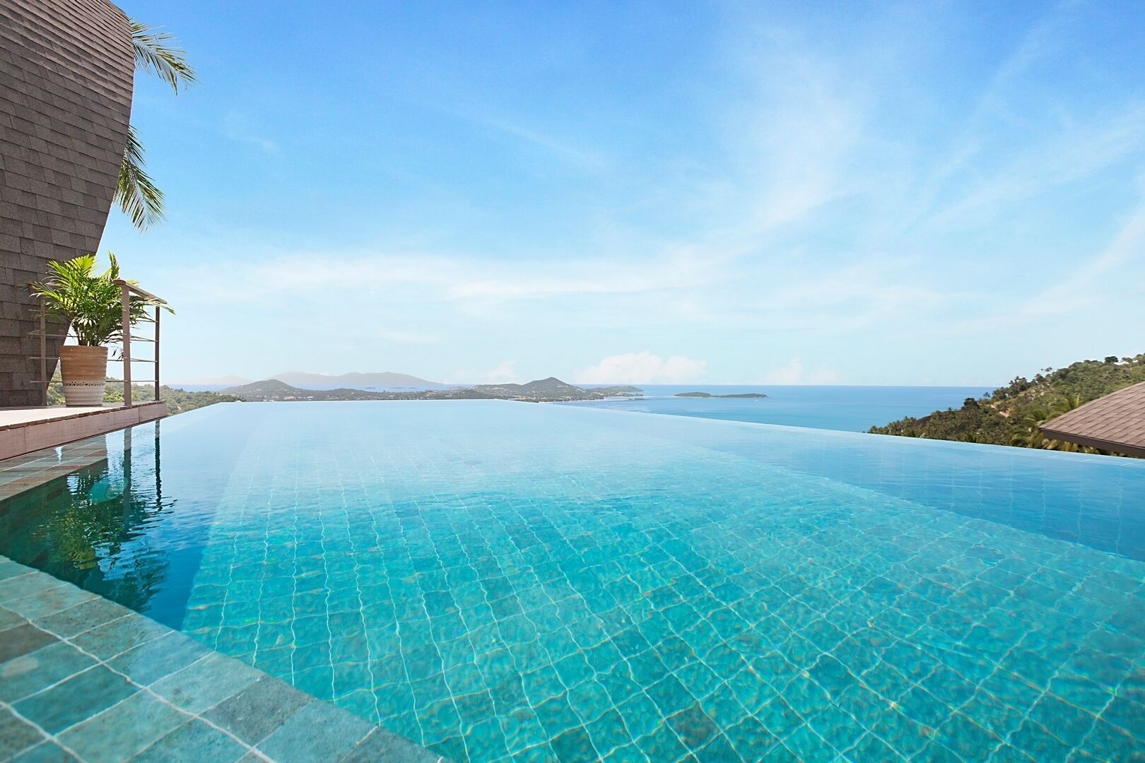 Piscine extérieure, piscine à débordement, chaises longues