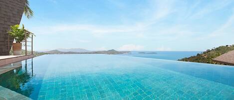 Piscine extérieure, piscine à débordement, chaises longues