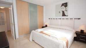 1 slaapkamer, een strijkplank/strijkijzer, gratis wifi, beddengoed