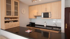 Een koelkast, een microgolfoven, een oven