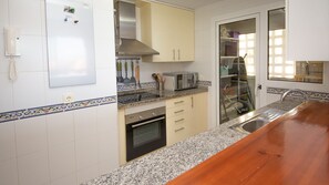 Frigorífico, microondas, horno y lavavajillas