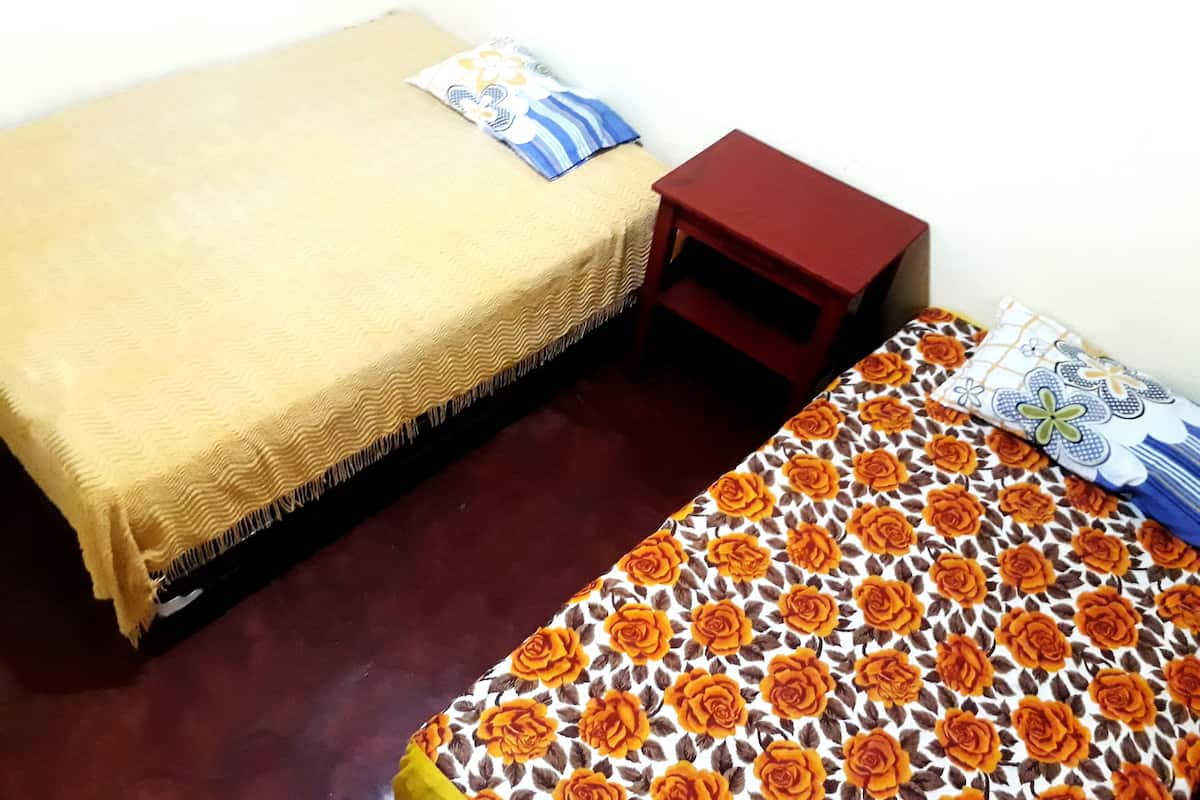 Chambre économique double, Plusieurs lits | Espace de travail pour ordinateurs portables, accès au Wi-Fi (inclus)