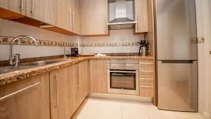 Een koelkast, een microgolfoven, een oven, een vaatwasser