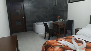 أغطية فراش متميزة وألحفة محشوة بالريش ومكواة/لوح كي وواي فاي مجانًا