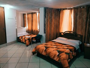 Habitación Deluxe doble | Ropa de cama de alta calidad y edredones de plumas
