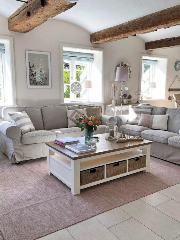 Fernseher, DVD-Player, Bücher, Stereoanlage