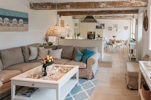 Flachbildfernseher, DVD-Player, Bücher, Stereoanlage