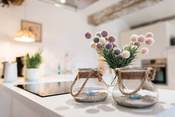 ثلاجة، فرن، غسالة أطباق، ماكينة لصنع القهوة/الشاي