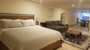 Desk, iron/ironing board, WiFi, bed sheets - Quality Comfortable Cribs 18-B Space Basement Studio (Queens)