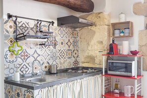 Réfrigérateur, four à micro-ondes, un four, surface de cuisson