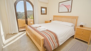 2 slaapkamers, een strijkplank/strijkijzer, gratis wifi, beddengoed