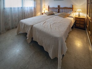 3 slaapkamers, een strijkplank/strijkijzer, gratis wifi, beddengoed