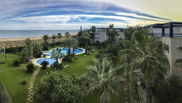 A resort with a pool, palm trees, and a beach view. - Dorasal Bl. A esc. IV 1º Solo Familias! (Xeraco Playa)