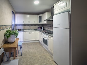 Een koelkast, een microgolfoven, een oven