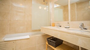 Baignoire, serviettes fournies