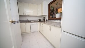 Fridge, microwave, oven, dishwasher - Duquesa Village 8.25.21 (Manilva)
