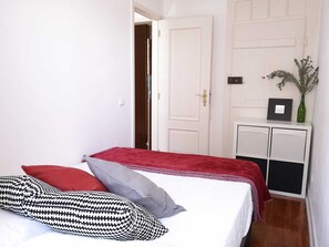 1 habitación, tabla de planchar con plancha, wifi y ropa de cama