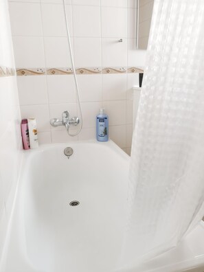 Combined shower/bathtub, hair dryer, towels, soap