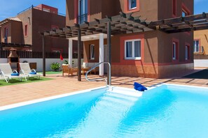 Outdoor pool - Villa Matilde Pool & Mini-Golf - 3D Virtual Tour Available (Corralejo)