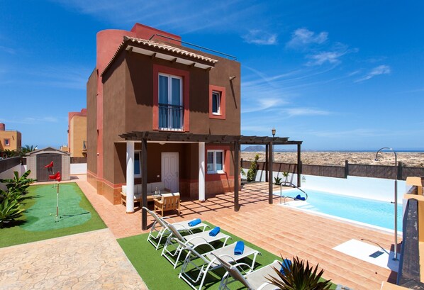 Outdoor pool - Villa Matilde Pool & Mini-Golf - 3D Virtual Tour Available (Corralejo)