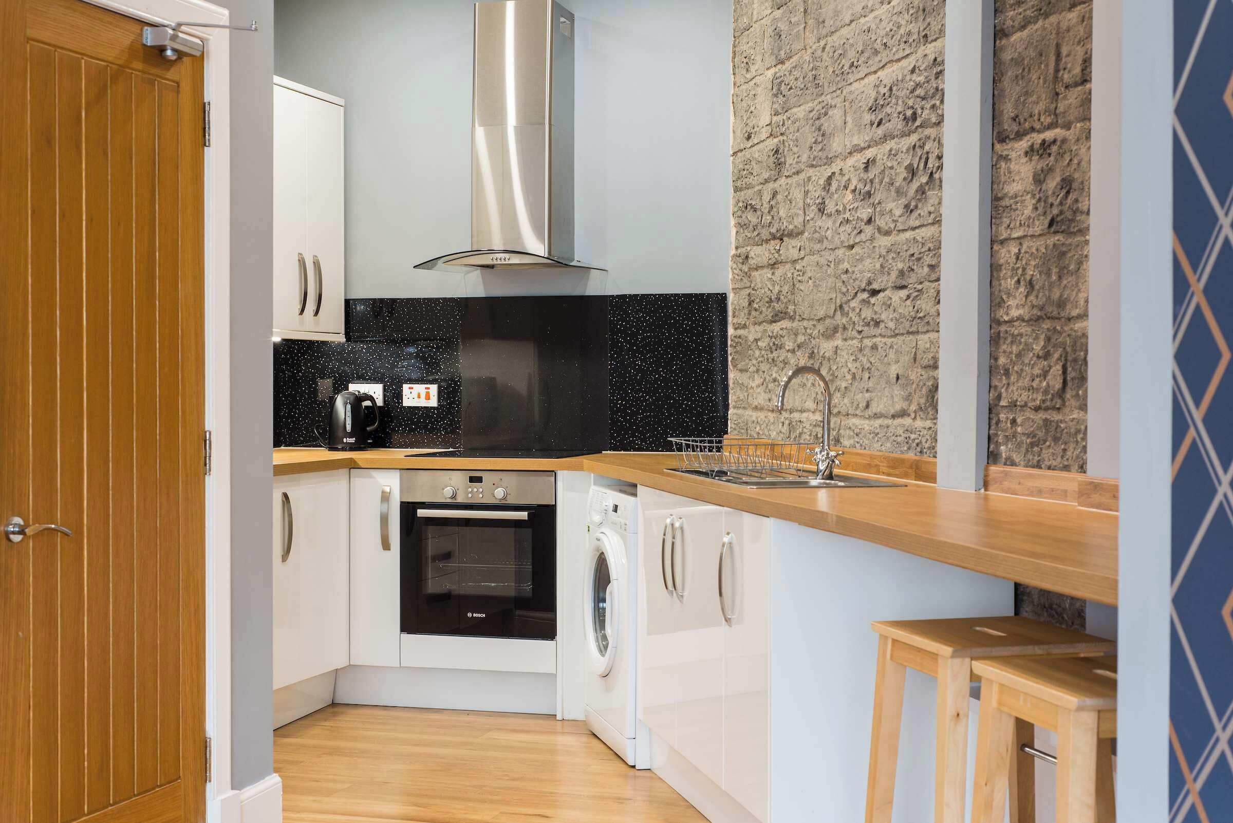 冷蔵庫、電子レンジ、オーブン、コンロ