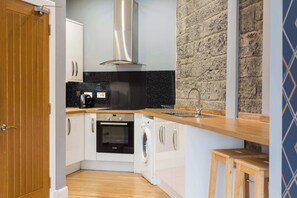 Fridge, microwave, oven, stovetop - Castle apt, modern, CENTRAL (Edinburgh)