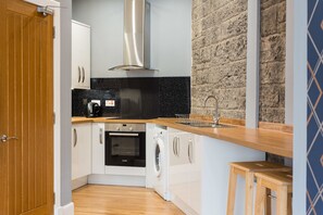 Fridge, microwave, oven, stovetop - Castle apt, modern, CENTRAL (Edinburgh)
