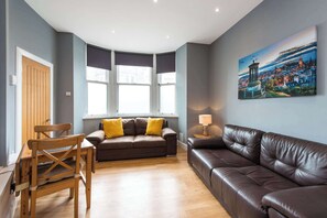 TV, offices - Castle apt, modern, CENTRAL (Edinburgh)