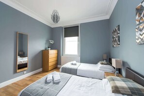 10 bedrooms, iron/ironing board, WiFi, bed sheets - Castle apt, modern, CENTRAL (Edinburgh)