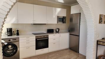 Een koelkast, een magnetron, een oven, een kookplaat