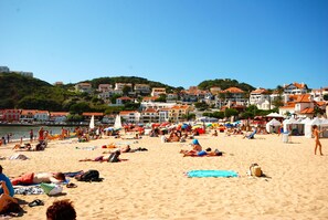 Plage à proximité, chaises longues