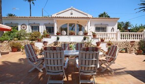 Outdoor dining - Charming 4 bed villa - large patio, outdoor kitchen, heated pool, excellent AV  (Moraira)