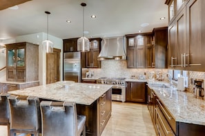 Fridge, microwave, oven, stovetop - Château Shock Hill – Luxury home with Private Hot Tub & Ping Pong Table (Breckenridge)