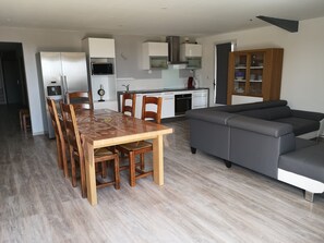 Smart TV - Rent house 120 m², air-conditioned, surrounded by woods, for holidays (Saint-Laurent-la-Vernède)