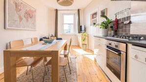 Fridge, microwave, oven, stovetop - Lovely central Edinburgh apartment (Edinburgh)