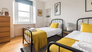 3 bedrooms, iron/ironing board, travel cot, WiFi - Lovely central Edinburgh apartment (Edinburgh)