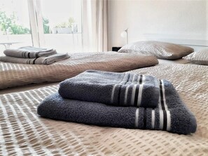 1 bedroom, in-room safe, desk, iron/ironing board - Villa Am alten Kreidebruch, holiday apartment "Wellenreiter" with maritime flair (Sassnitz)