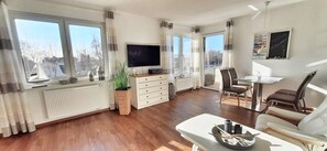 Smart TV, books, stereo - Villa Am alten Kreidebruch, holiday apartment "Wellenreiter" with maritime flair (Sassnitz)