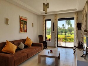 Una televisión, una chimenea