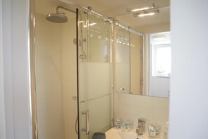 Een haardroger, handdoeken, toiletpapier