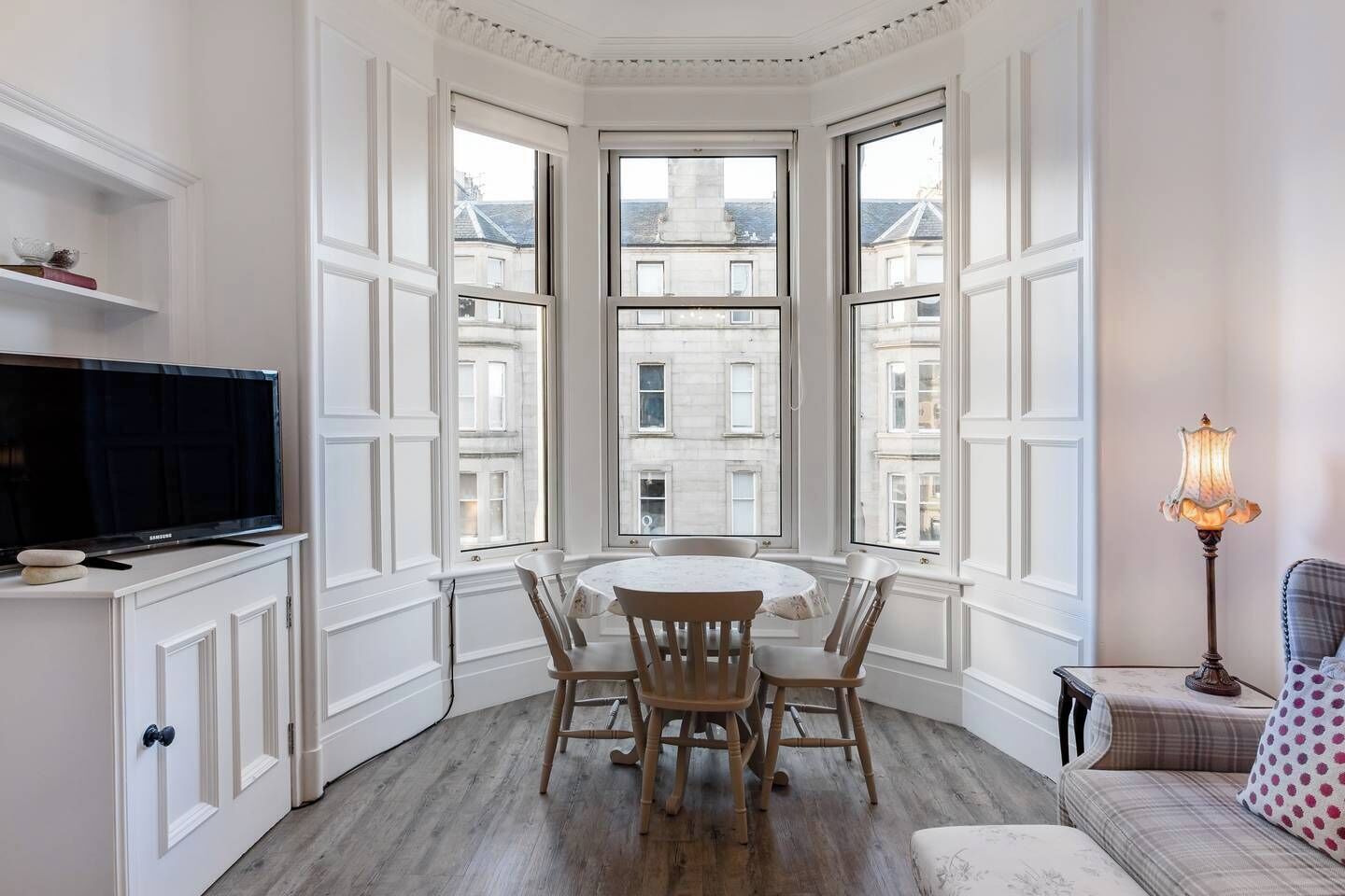 Télévision, cheminée, espaces bureaux