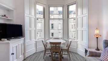 Télévision, cheminée, espaces bureaux