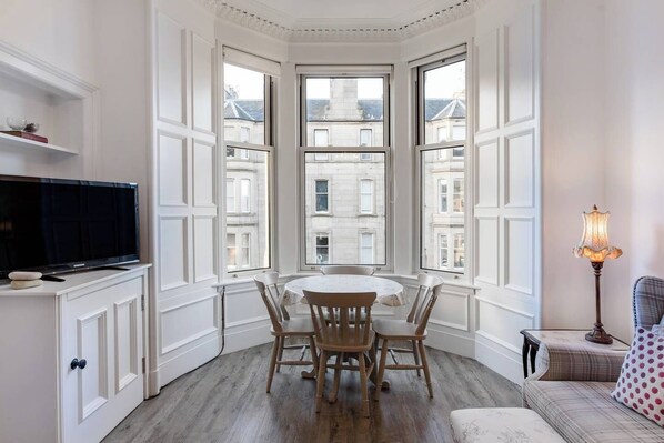 Tv, eldstad och kontor