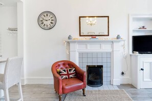 Tv, eldstad och kontor