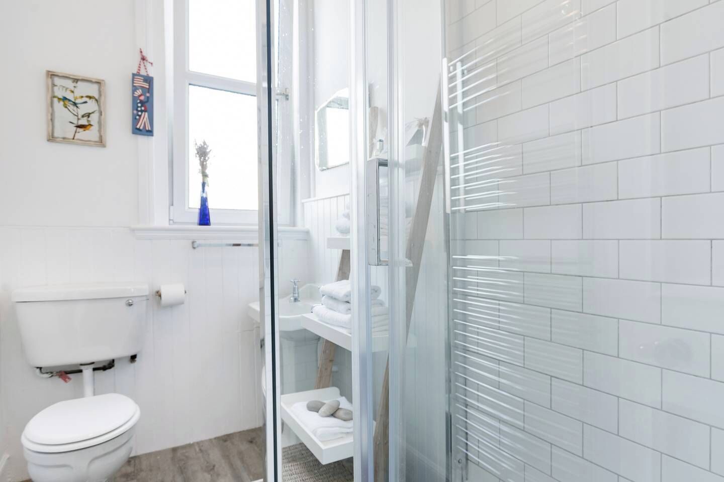 Een douche, gratis toiletartikelen, een haardroger, handdoeken