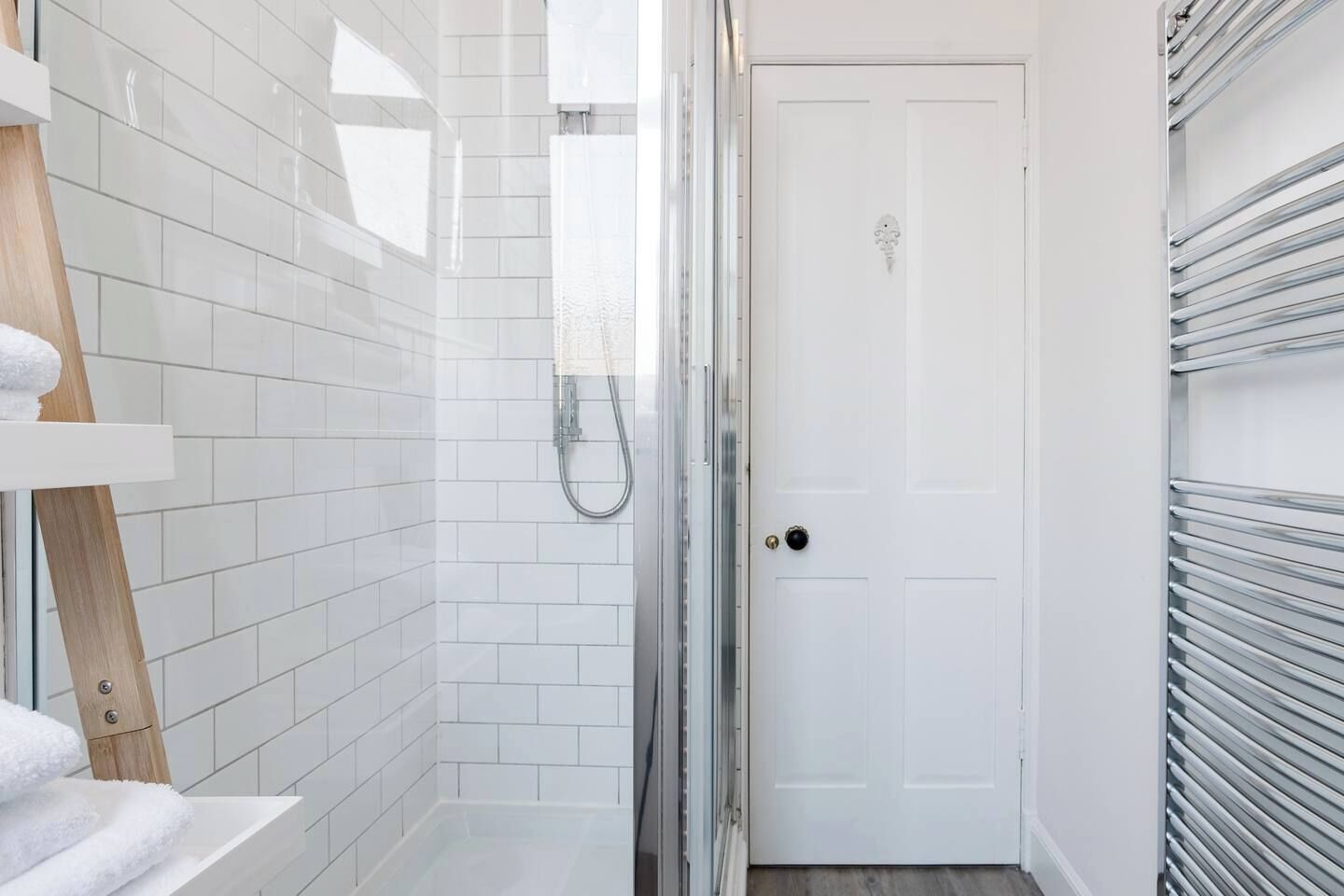 Een douche, gratis toiletartikelen, een haardroger, handdoeken