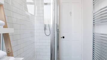 Douche, articles de toilette gratuits, sĂšche-cheveux