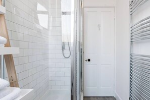 Dusch, gratis toalettartiklar, hårtork och handdukar