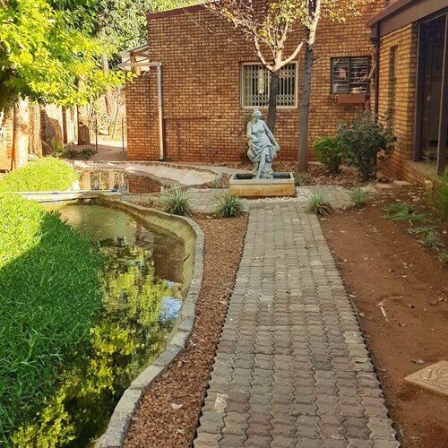 XYZ Guest House-Executive Study